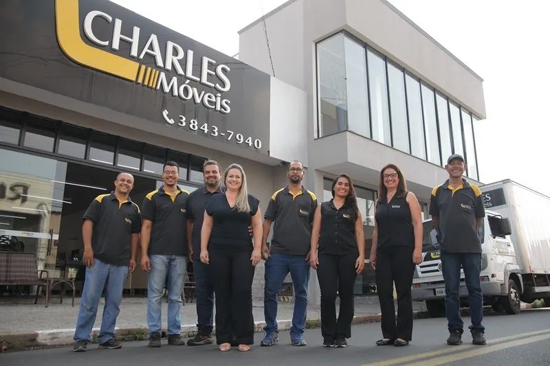 Equipe da Charles Móveis em frente à loja em Itapira-SP