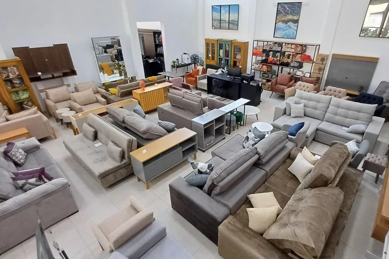 Sofás e estofados no showroom da Charles Móveis