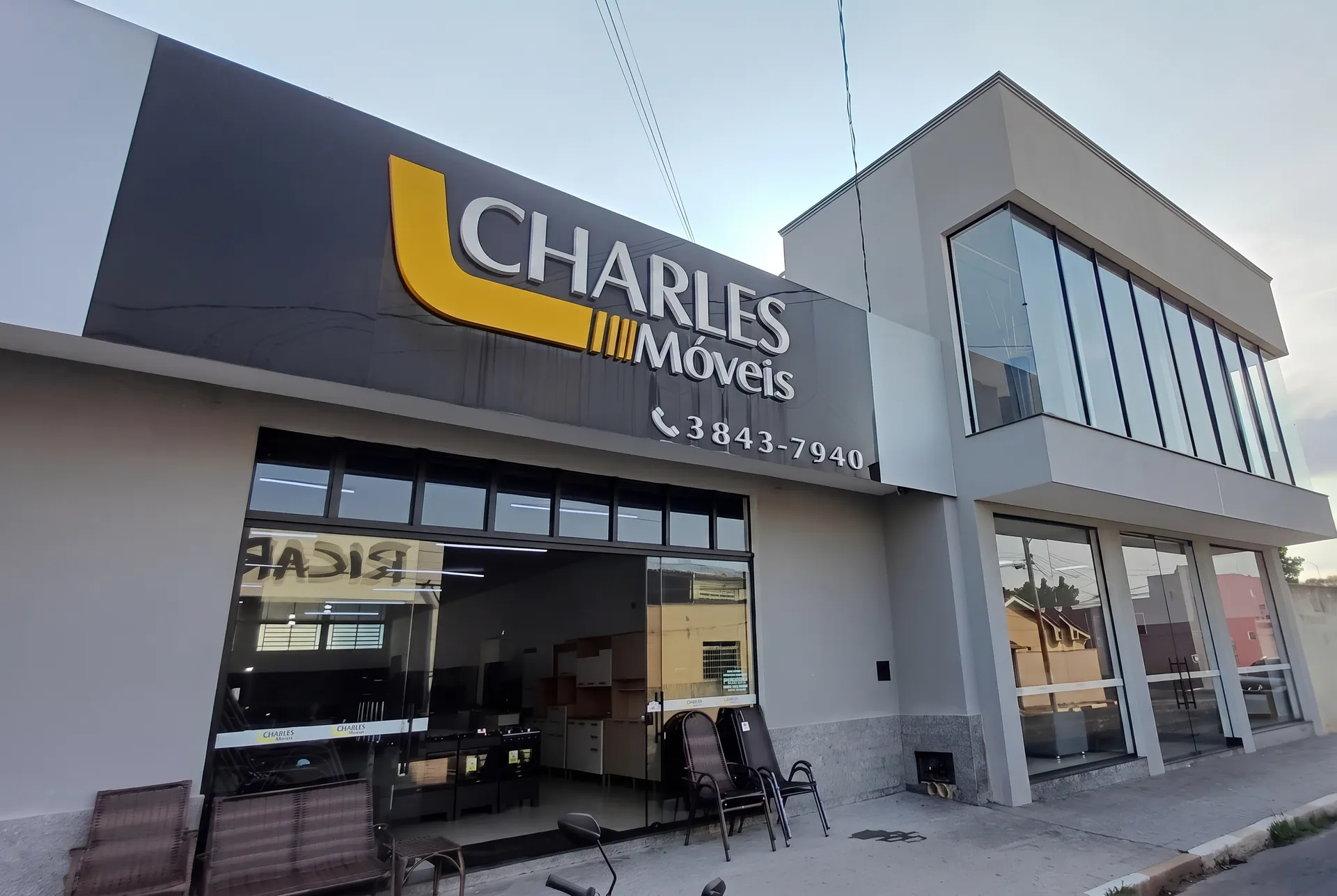 Fachada da loja Charles Móveis na Rua Almirante Barroso em Itapira-SP