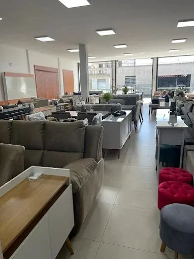 Sofás, puffs e estofados no showroom da Charles Móveis em Itapira