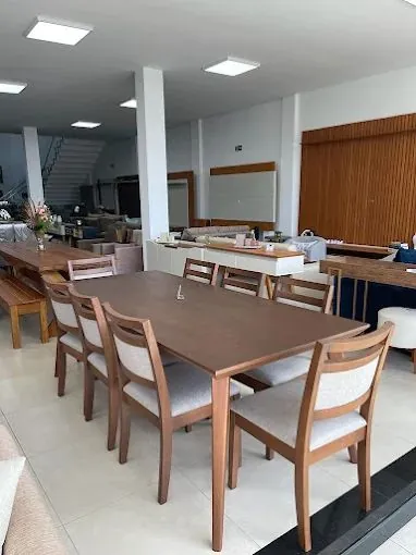 Mesa de jantar de madeira com cadeiras estofadas na Charles Móveis