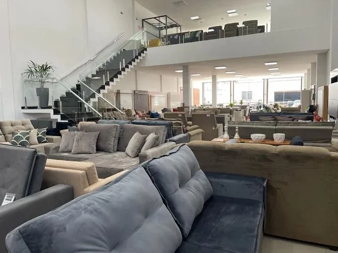 Vista geral do showroom de móveis da Charles Móveis em Itapira