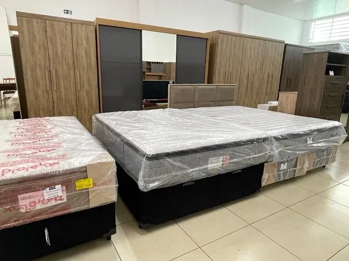 Camas e colchões expostos na Charles Móveis em Itapira